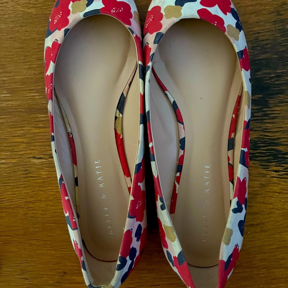 Kelly & Katie, size 9 flats, red, navy, tan, pink floral pattern